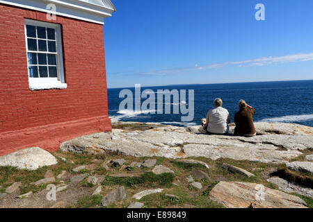 Una coppia più anziana ammirando la vista al Pemaquid Point Lighthouse Park, Bristol, Maine, USA Foto Stock