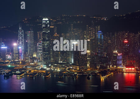 Hong Kong, Cina, affacciato su Hong Kong Islanda di notte Foto Stock