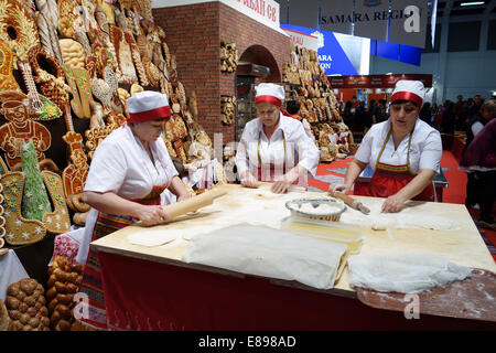 Berlino, Germania, donne in costume russo esposto sulla Settimana verde Gebildbrote Foto Stock