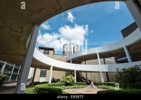 Un acquirente a piedi attraverso il servizio di ingresso rampa del centro Brunel, Swindon & vista del David Murry John edificio Foto Stock