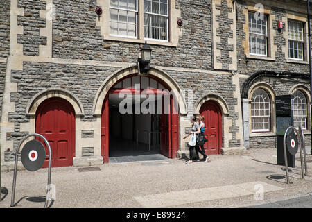 Il tunnel che conduce sotto le linee ferroviarie dal centro città di Swindon al Quartiere della stazione, il vapore e il McArthur Glenn outlet Foto Stock