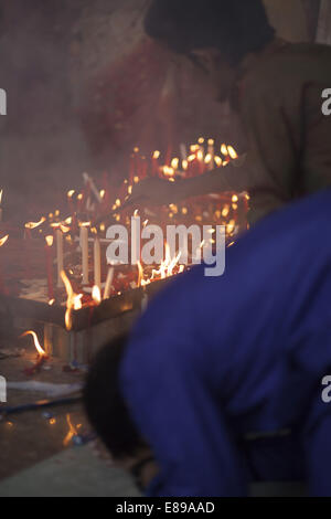 Dacca in Bangladesh. 2 Ottobre, 2014. Migliaia di devoti del Bangladesh celebrare la tradizionale festa Durga Puja, il culto della dea Indù Durga. Doganale Comune comprendono l'applicazione di polvere Sindoor su donne sposate, il sacrificio di animali e il culto della divinità Credito: Zakir Hossain Chowdhury/ZUMA filo/Alamy Live News Foto Stock