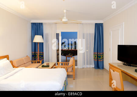 Appartamento e notte spiaggia vista in un lussuoso hotel di Sharm el Sheikh, Egitto Foto Stock