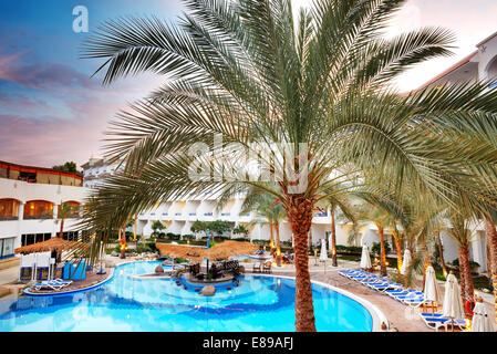 La piscina presso hotel di lusso durante il tramonto, Sharm el Sheikh, Egitto Foto Stock