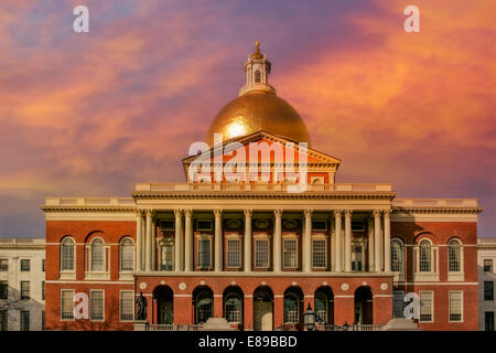 Vista frontale del Massachusetts State House, noto anche come il Massachusetts Statehouse o la " nuova " casa di stato, durante il tramonto. È il Campidoglio e la casa del governo del Commonwealth of Massachusetts situato in Beacon Hill quartiere di Boston. Foto Stock