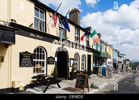 Mannion's Bar sulla strada del mercato nel centro della città, Clifden, Connemara, nella contea di Galway, Repubblica di Irlanda Foto Stock