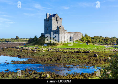 Dunguaire Castle, una 16thC Tower House nei pressi di Kinvarra, Galway Bay, nella contea di Galway, Repubblica di Irlanda Foto Stock