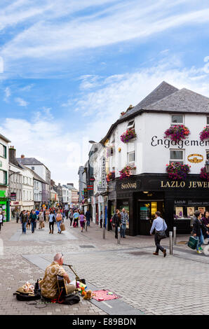 Busker in William Street nella città di Galway, Quartiere Latino, nella contea di Galway, Repubblica di Irlanda Foto Stock