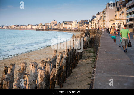 Vista delle mura della città St Malo, Bretagna, Francia, Europa Foto Stock