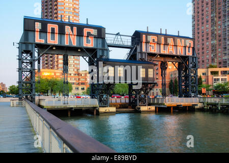 Gantry Plaza stato parco gigantesco portali ponti di trasferimento nella città di Long Island si trova nel quartiere di Queens, a New York. Foto Stock