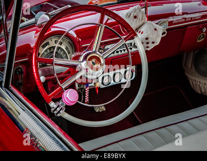 Vista interna del lato del conducente di un rosso 1953 Ford Crestline Victoria auto. Foto Stock