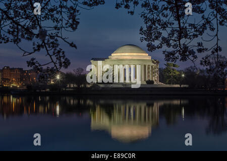 Una vista del Thomas Jefferson Memorial dal bacino di marea a Washington DC durante la mattina presto twilight ora prima dell'alba. Foto Stock