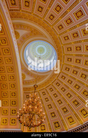 Una vista dettagli per le diverse forme, modelli e lampadari glamour che rende la statuaria nazionale Rotunda negli Stati Uniti Campidoglio di Washington DC. Foto Stock