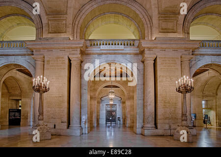 Il Beaux-Arts pietra miliare nazionale della Stephen A. Schwarzman Building entrata principale denominata Astor Hall, che è comunemente noto come il ramo principale della Biblioteca Pubblica di New York. Foto Stock