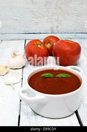 Freschi Fatti in casa ketchup su una tavola in legno rustico Foto Stock