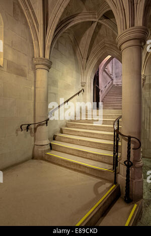 La Cattedrale Nazionale di Washington inferiore (Cripta) livello scalinata che conduce al e dal livello principale (la navata centrale). Foto Stock