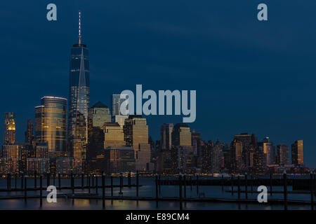 One World Trade Center anche sapere come la libertà torre lungo altre New York skyline della città di grattacieli del quartiere finanziario di New York durante le ore di colore blu al crepuscolo. (Disponibile anche in una versione a colori) Foto Stock
