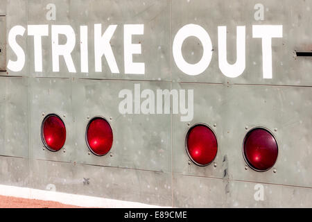 Il Fenway Park's Green Monster sezione dello sciopero - Fuori quadro di controllo manuale. Foto Stock