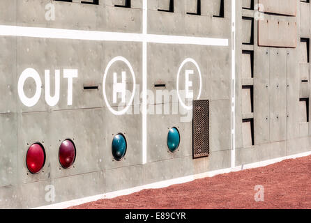 Il Fenway Park's Green Monster sezione di Out - H - E - del quadro di controllo manuale. Foto Stock