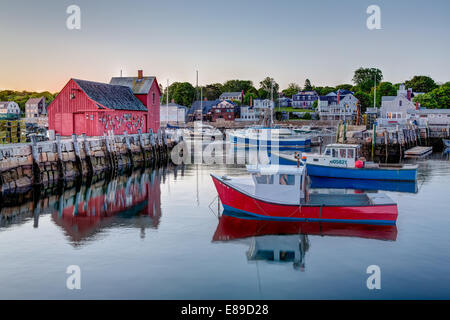 Per antonomasia la Nuova Inghilterra Motif numero uno di sunrise. Situato sulla banchina di Bradley nella città portuale di Rockport. Motif numero uno è stato un lungo periodo di tempo oggetto preferito per artista, a causa della sua posizione, illuminazione, composizione come pure essendo un simbolo della Nuova Inghilterra vita marittima. Foto Stock