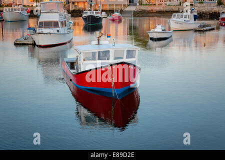 Colorate barche da pesca e da diporto Ormeggiata al pontile di Bradley durante il Sunrise in Rockport, Massachusetts. Foto Stock