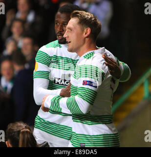 Glasgow, Scozia. 2 Ottobre, 2014. UEFA Europa League. Celtic versus GNK Dinamo Zagreb. Kris Commons celebra con Efe Ambrogio Credito: Azione Sport Plus/Alamy Live News Foto Stock