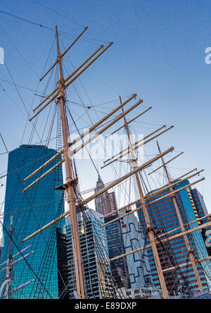 Tall Ship mast presso il centro storico di Lower Manhattan South Street Seaport con grattacieli dal Quartiere Finanziario in background. Foto Stock