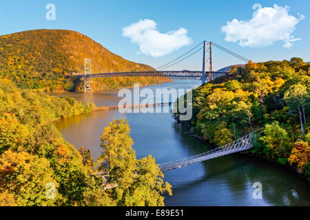 Bear Mountain Bridge, CSX i binari della ferrovia ponte sopra il fiume Hudson e passerella Popolopen durante l'autunno. Foto Stock