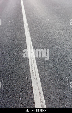 Linea bianca su strada asfaltata Foto Stock