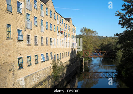 Mill a fianco del fiume Calder, ora convertito in appartamenti, Sowerby Bridge, West Yorkshire Foto Stock