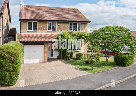 Un tipico, moderno, sviluppatore suburbana costruita estate home su uno sviluppo in Highworth, Wiltshire, Regno Unito su una soleggiata giornata estiva Foto Stock