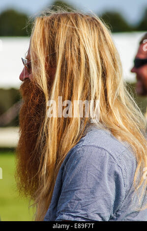 Uomo con i capelli lunghi e la barba, profilo Foto Stock