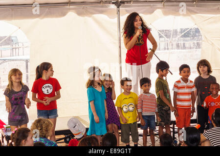 Miami Florida, Miami-Dade Public Library, annuale Festival Internazionale della Famiglia Arte della narrazione, evento gratuito, immigrato etnico ispanico latino-latino imm Foto Stock