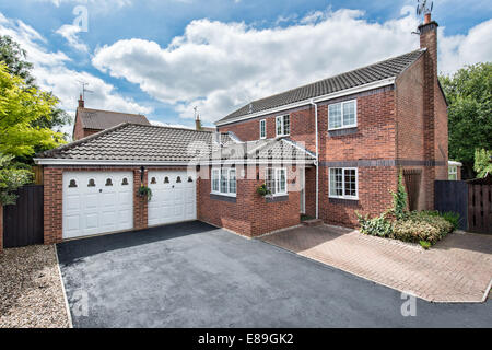 Un tipico, moderno, sviluppatore suburbana costruita estate home su uno sviluppo a Swindon, Wiltshire, Regno Unito su una soleggiata giornata estiva Foto Stock