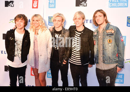 Toronto, Ontario, Canada. 2 Ottobre, 2014. Membri della American Pop Rock band R5 ROSS LYNCH, RIKER LYNCH, ROCKY LYNCH, RYDEL LYNCH e ELLINGTON LEE RATLIFF frequentare noi giorno Toronto a Air Canada Centre il 2 ottobre 2014 a Toronto in Canada. Credito: Igor Vidyashev/ZUMA filo/Alamy Live News Foto Stock