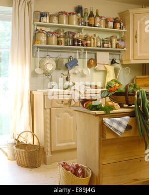 Moderna cucina dispensa con acciaio inox ripiani di scaffalatura Foto stock  - Alamy