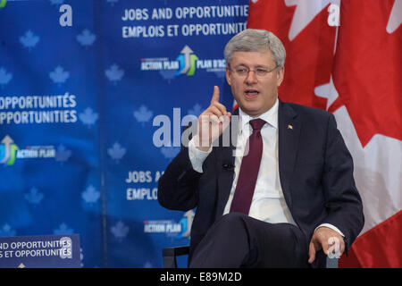 Brampton, Canada. Il 2 ottobre, 2014. Il Primo Ministro canadese Stephen Harper ha partecipato a una sessione di domande e risposte ospitato da Mississauga Board degli scambi nella periferia di Toronto di Brampton. Credito: Victor Biro/Alamy Live News Foto Stock