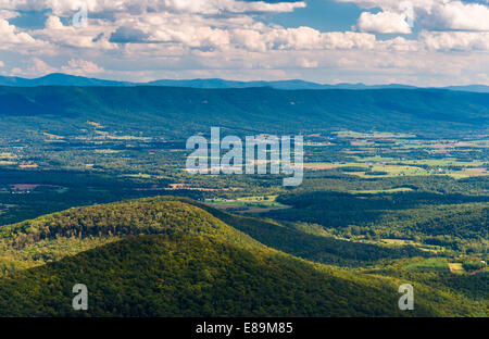 Vista della valle di Shenandoah e monti Appalachi da Mill Mountain Trail sul Grande Nord Montagna in George Washingto Foto Stock