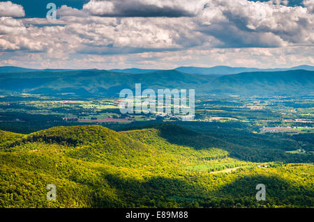 Vista della valle di Shenandoah e monti Appalachi da Mill Mountain Trail sul Grande Nord Montagna in George Washingto Foto Stock