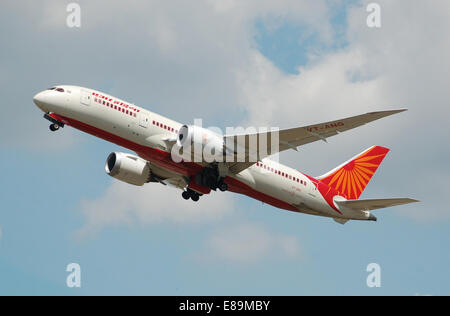 Boeing 787-8 Dreamliner (VT-ang) di Air India in partenza dall'aeroporto di Londra Heathrow, segnando un momento significativo nelle operazioni internazionali della compagnia aerea. Foto Stock