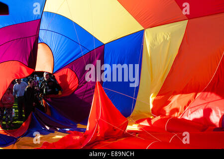 Vista dall'interno di un parzialmente palloncino gonfiato la tettoia essendo crollata per lo storage Foto Stock