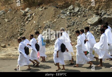 La Mecca, Arabia Saudita. 2 Ottobre, 2014. Musulmani pellegrini arrivano a Mina Valley vicino alla città santa della Mecca, Arabia Saudita, il 2 ottobre, 2014. Circa 2 milioni di musulmani pellegrini provenienti da 160 paesi e regioni di tutto il mondo sono venuti alla Mecca per avviare l annuale hajj. Credito: Dong Liwei/Xinhua/Alamy Live News Foto Stock