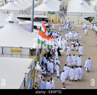 La Mecca, Arabia Saudita. 2 Ottobre, 2014. Musulmani pellegrini arrivano alla tendopoli di Mina Valley vicino alla città santa della Mecca, Arabia Saudita, il 2 ottobre, 2014. Circa 2 milioni di musulmani pellegrini provenienti da 160 paesi e regioni di tutto il mondo sono venuti alla Mecca per avviare l annuale hajj. Credito: Dong Liwei/Xinhua/Alamy Live News Foto Stock