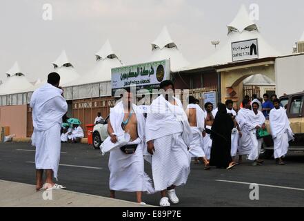 La Mecca, Arabia Saudita. 2 Ottobre, 2014. Musulmani pellegrini arrivano alla tendopoli di Mina Valley vicino alla città santa della Mecca, Arabia Saudita, il 2 ottobre, 2014. Circa 2 milioni di musulmani pellegrini provenienti da 160 paesi e regioni di tutto il mondo sono venuti alla Mecca per avviare l annuale hajj. Credito: Dong Liwei/Xinhua/Alamy Live News Foto Stock