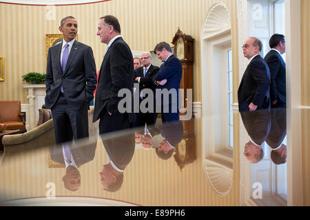 Il presidente Barack Obama ha colloqui con il Primo Ministro John Key della Nuova Zelanda nell'Ufficio Ovale, 20 giugno 2014. Foto Stock