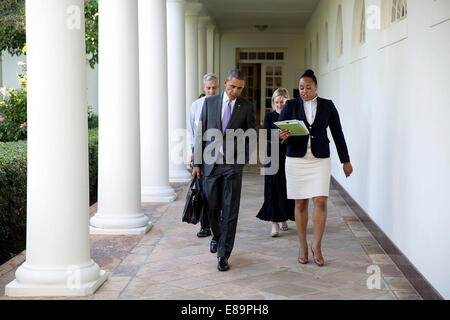 Il presidente Barack Obama passeggiate sul colonnato della Casa Bianca con Danielle Crutchfield, direttore di Pianificazione e anticipo, Foto Stock