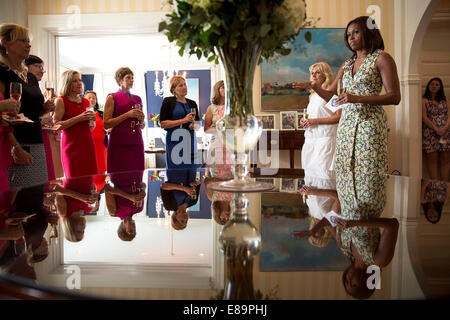 La First Lady Michelle Obama offre un commento a unire le forze iniziativa tè per i coniugi di senior leadership militare, ospitato dal dottor Jill Biden al Vice Presidente della residenza presso la Naval Observatory di Washington D.C., Giugno 25, 2014 Foto Stock