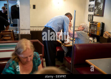 Il presidente Barack Obama saluta patroni presso la buca di carbone ristorante in Wilmington, Del., 17 luglio 2014. (Gazzetta White House P Foto Stock