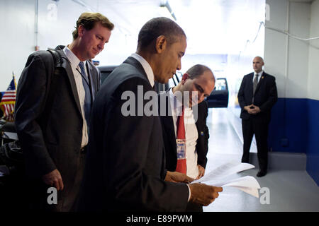 Il presidente Barack Obama conferisce con viaggio Direttore Marvin Nicholson, a sinistra e a Ben Rhodes, Vice National Security Advisor per comunicazioni strategiche come essi in stand by il per il giro della Papamobile prima di un giovane leader africani iniziativa (YALI) municipio in Washingt Foto Stock