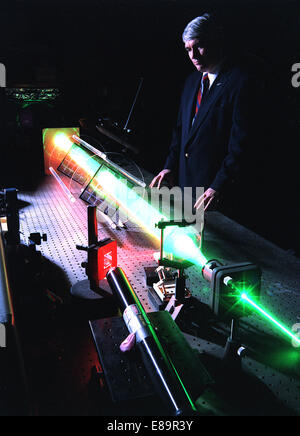 (1 marzo 1993) Spazio Marshall e centro di Volo vincitore di una tecnologia di ricerca Award ha lavorato con il telescopio di Fourier. Questo progetto ha sviluppato una nuova tecnologia con l'aiuto di advanced computer consentendo un oggetto da esaminare ai raggi x utilizzando un modello di assorbimento e quindi inviare i dati al computer in cui esso calcola i dati in pixel che a sua volta si sviluppa un'immagine. Questa nuova tecnologia è utilizzata nei campi dell'astronomia e astrofisica e medicina. Immagine # : 9302099 Foto Stock